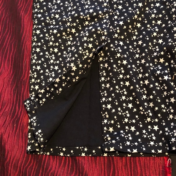 Dickies black and white star skirt, size 3. Zipper , slit form fitting, like new - Picture 3 of 5